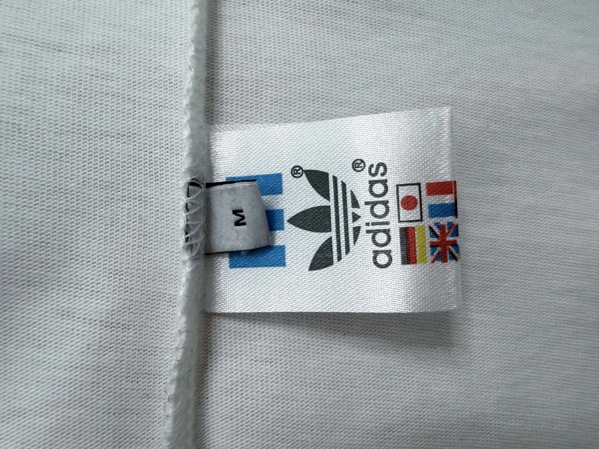 [Hellokitty Adidas] Adidas co-branded three-dimensional foam bow printed short-sleeved round-neck T-shirt. 280 grams of pure cotton double-sand fabric. Original original label. Can be worn up to 200 pounds. All fabrics have been shrunk in advance. Quality. What you see is what you get. The version will not change after washing. Distinguish the market. Part of the disposable clothes. The three-label packaging is complete and the original version is restored. Customized for men and women. Same Style Versatile comparison. Classic Size: Xs-L